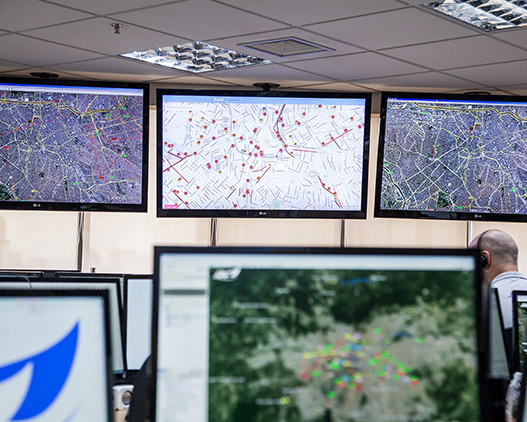 Telões da central de monitoramento da JZ com mapas de São Paulo e a posição dos atendimentos