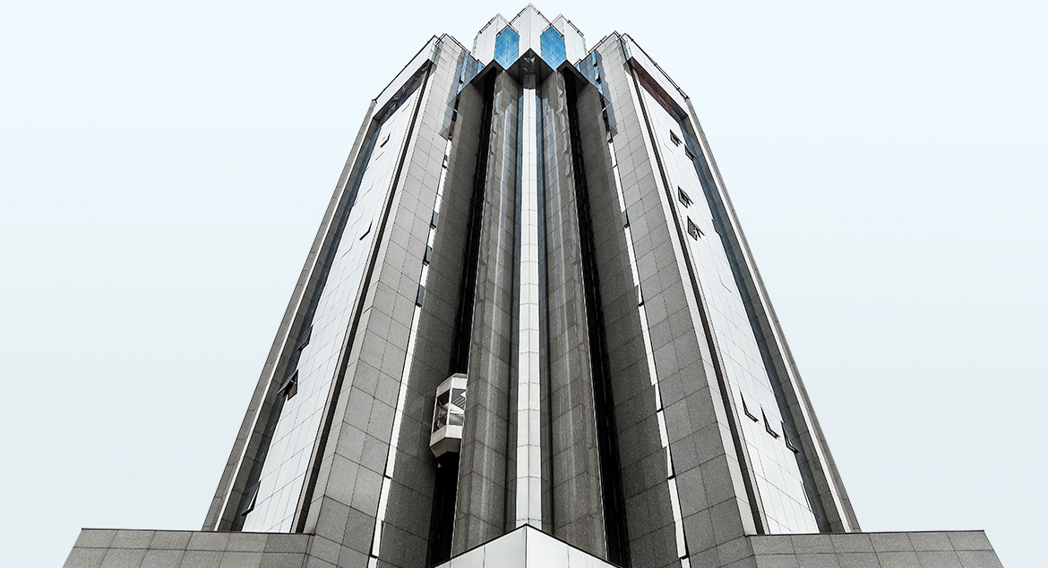 Fachada de edifício comercial vista de baixo
